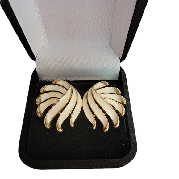 Crown Trifari Jewelry - CROWN TRIFARI | VINTAGE 60's GOLD TONE WITH WHITE ENAMEL LEAF MOTIF EARRINGS